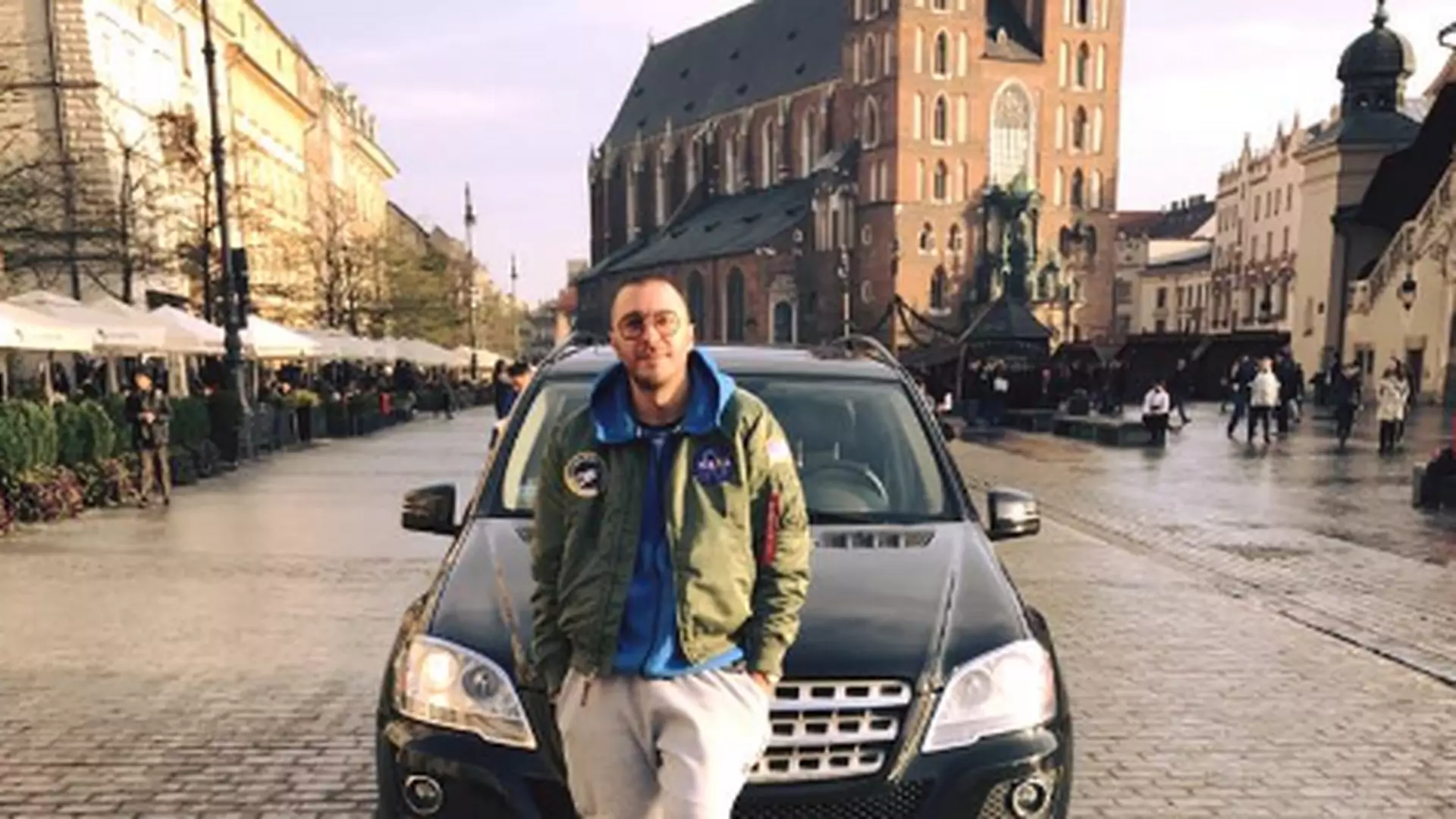 Rozbójnik Alibaba wjechał swoim autem na krakowski rynek. Miał być fejm, a wyszło bardzo słabo