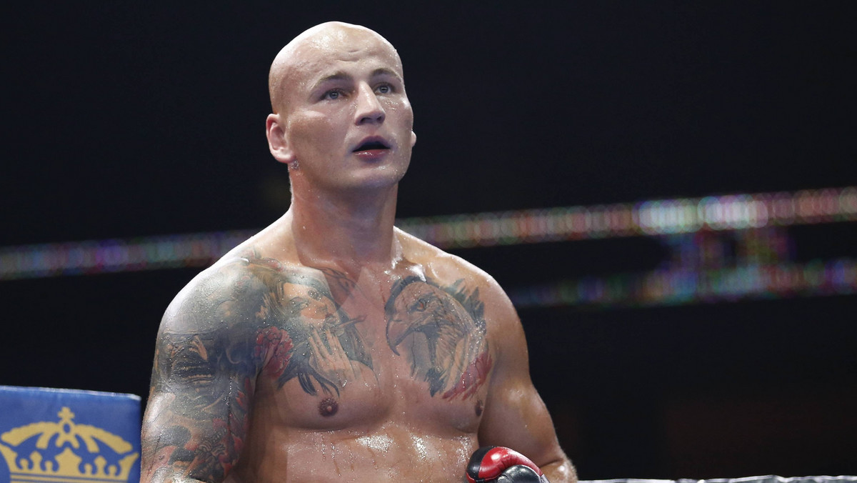 Artur Szpilka (20-1, 15 KO), który w ubiegłym roku na gali Polsat Boxing Night pokonał na punkty Tomasza Adamka (50-4, 30 KO), tegoroczną edycję imprezy Polsatu śledził za pośrednictwem transmisji telewizyjnej. "Szpila", szykujący się w Houston pod okiem Ronniego Shieldsa do ważnej walki planowanej na przełom grudnia i stycznia, w rozmowie z ringpolska.pl komentuje m.in. starcie Adamka z Przemysławem Saletą i próby skonfrontowania go z "Góralem" lub Krzysztofem Włodarczykiem (49-3-1, 35 KO).