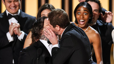 Namiętny pocałunek na gali Emmy 2023. Aktorzy zwycięskiego serialu skradli show