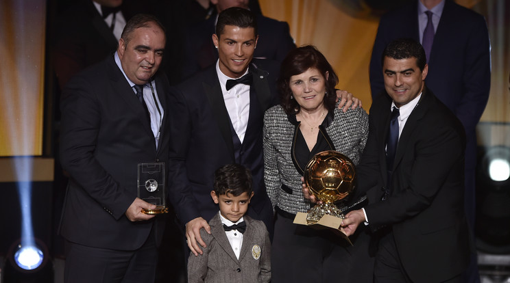 Ronaldo és a szűk család az Aranylabda átadáson/Fotó: AFP