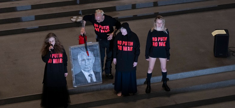 Skandal w Monachium. Aktywistka oddała mocz na portret Władimira Putina