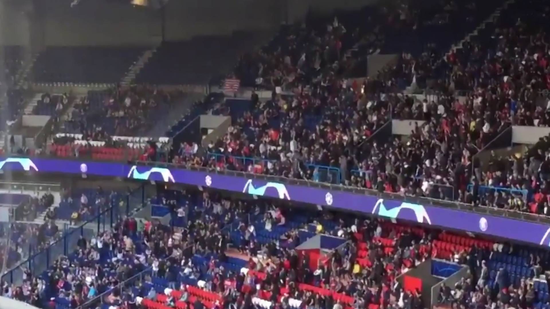 Svet u čudu gleda Zvezdine navijače na stadionu u Parizu