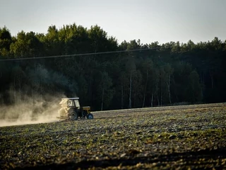 traktor pole ziemia rolnik rolnictwo działka