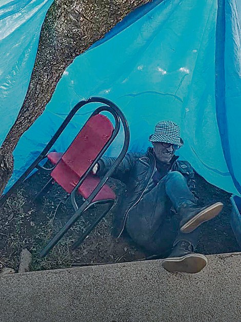 Bogdan je do&scaron;ao do fotografije koja je, kako veruje, nastala kada je njegov otac Sini&scaron;a pao sa terase