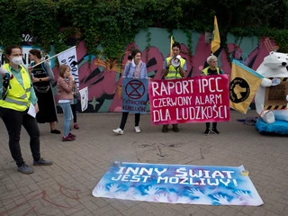 Obecnie problem redukcji emisji gazów cieplarnianych znajduje się w centrum uwagi na całym świecie. Na zdjęciu: protest ruchów i kolektywów klimatycznych: Extinction Rebellion, Strajk dla Ziemi, Rodzice dla Klimatu, Chór Klimatyczny, 19.08.2021, Warszawa