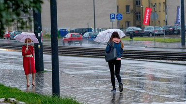 W sobotę deszczowo i chłodno. W nocy nad morzem burze 