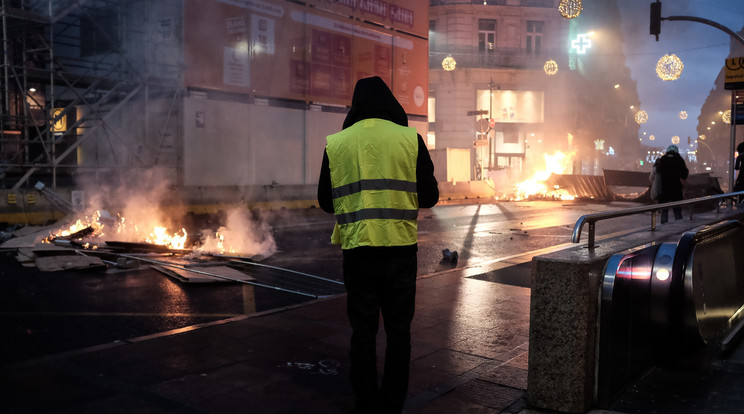 A sárgamellényesek elárasztották párizs utcáit  /Fotó: Northfoto