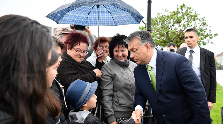 Orbán Viktor az uszoda átadón / Fotó: MTI
