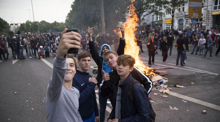 Diákok egy G20 ellenes tüntetésen
