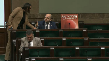 Spięcie w Sejmie podczas debaty nad aborcją. Poseł przyniósł baner i urządzenie. Interweniował wicemarszałek