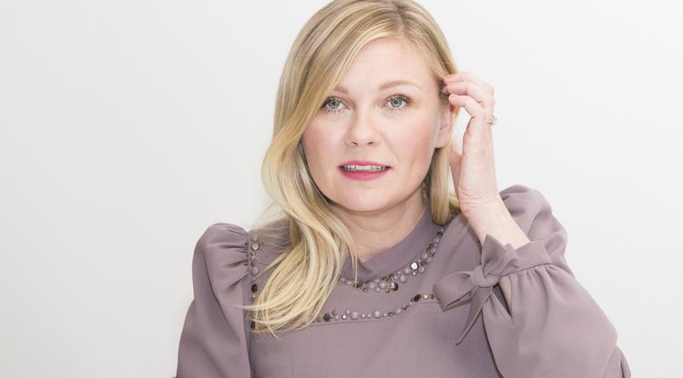 Kristen Dunst megvillantotta eljegyzési gyűrűjét