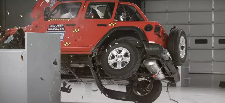 Czterodrzwiowy Jeep Wrangler znów oblał amerykański crash-test. Przewrócił się!