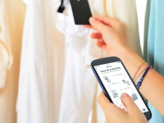 Aplikacja ClearFashion pozwala zeskanować metkę odzieżową, aby przekonać się, na ile dane ubranie jest eko 
