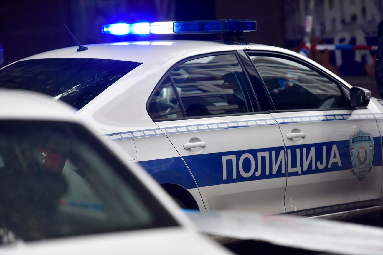 Dečaku koji se onesvestio kod škole pomogla tri drugara i slučajni prolaznik
