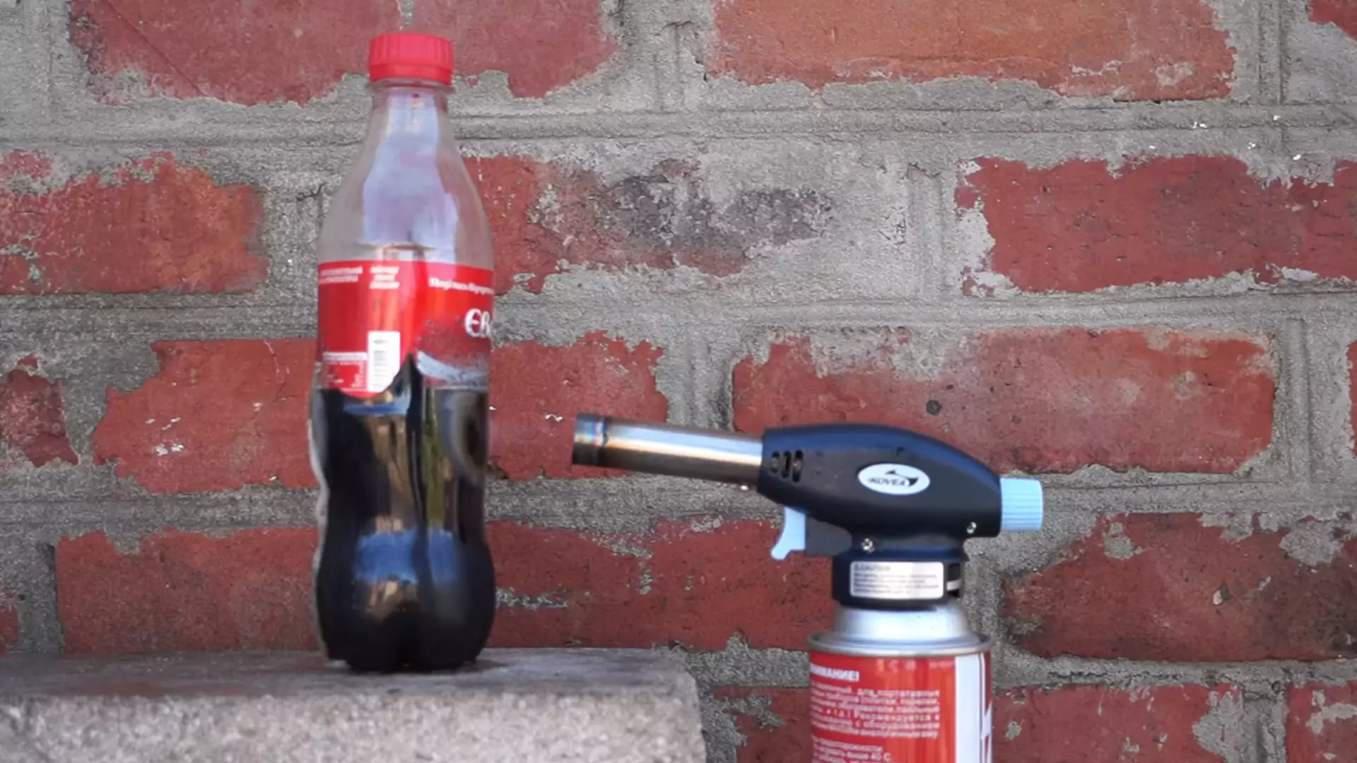 Po rozgrzanym nożu, czas na... miotacz ognia. YouTube ma nowy eksperyment z Coca-Colą