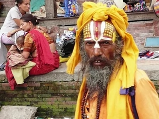 Sadhu, świątobliwi asceci wielbiący Sziwę, ale najczęściej jedynie naciągacze