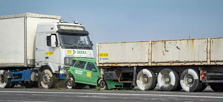 Co dzieje się z autem osobowym, gdy najedzie na nie ciężarówka