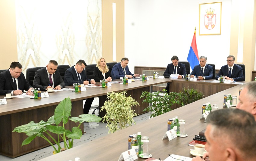 Sastanak predsednika Srbije Aleksandra Vučića sa najvišim rukovodstvom Ministarstva odbrane i Vojske Srbije 