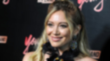 Hilary Duff w koszmarnej kreacji na imprezie. Co ona ma na sobie?!