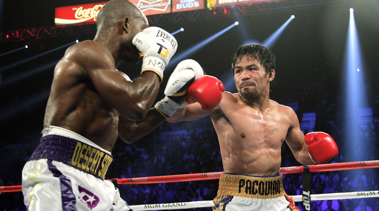 Pacquiao (jobbra) Bradley legyőzésével egyszer már elbúcsúzott /Fotó: AFP