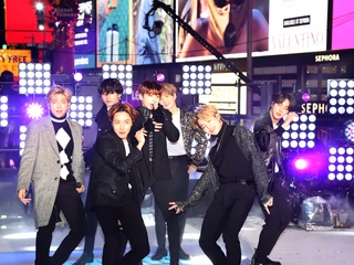 Najsłynniejszy zespół K-popowy świata, BTS, występuje w trakcie Sylwestra na Times Square w Nowym Jorku, 31 grudnia 2019 r. 