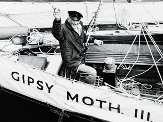 Markę Henri Lloyd rozsławił m.in. brytyjski żeglarz Francis Chichester. W jej sztormiaku w 1967 r. w 226 dni samotnie opłynął świat na jachcie „Gipsy Moth IV”. Był to wtedy najszybszy rejs w historii 