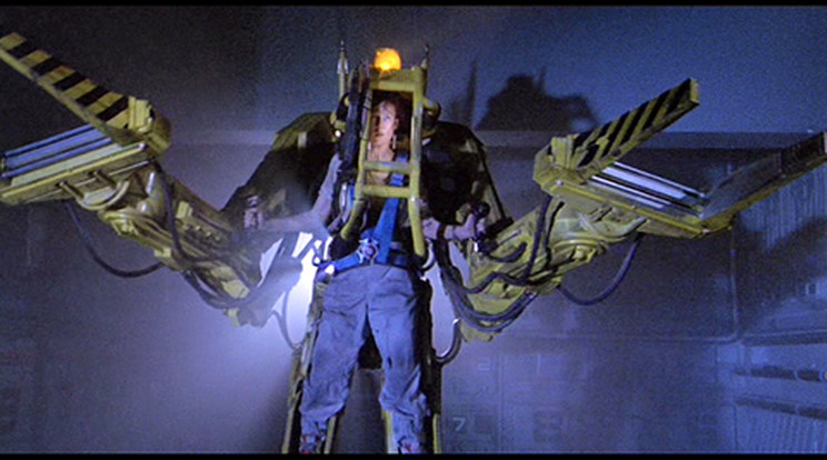 A filmben kulcsszerep jut a rakodógépnek, Ripley ezzel végzi ki az egyik idegent