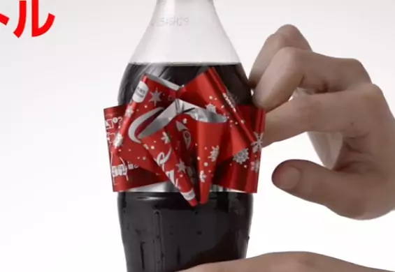 Świąteczny prezent od Coca-Coli. Z nowej etykiety będziesz mógł zrobić kokardę