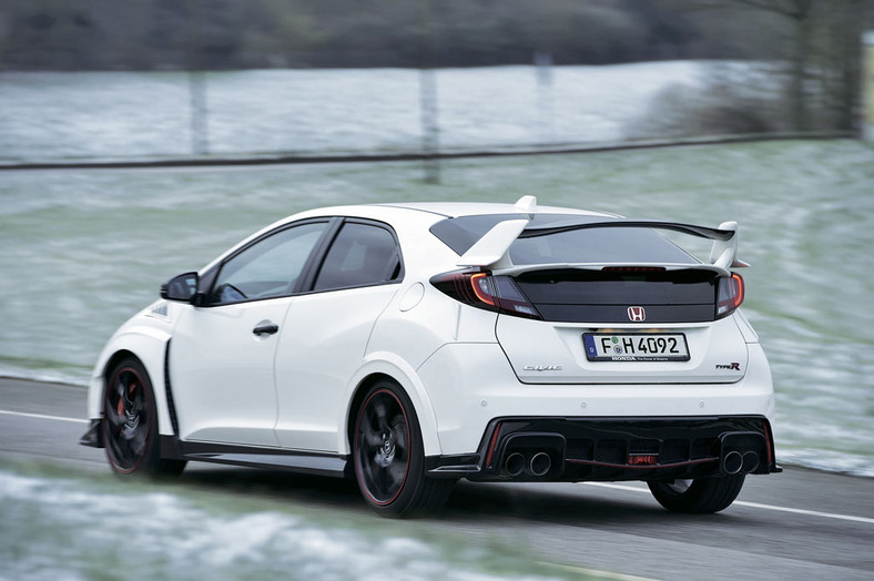 Honda Civic Type R kontra Ford Focus RS - który hot-hatch jest lepszy na torze?