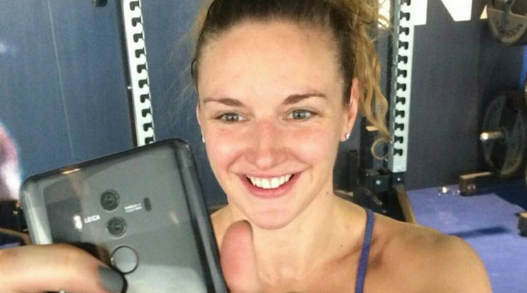 „Az edzésen csak a selfie megy... Vagy mégsem? Szép napot nektek!” – láthatóan a kemény ­edzések alatt is jókedvű a Bajáról származó sportolónő /Fotó: Facebook
