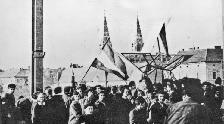 A szegedi diákok
is fellázadtak: 1956 októberében a Tiszába 
dobták az egyetemről leszerelt vörös csillagot /Fotó: Móra Ferenc Múzeum