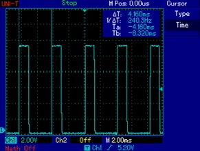 Obraz po lewej ukazuje działanie podświetlenia sterowanego prądem stałym (typu flicker free), a ten po prawej – przebieg impulsów sterujących działaniem podświetlenia uwzględnionego w teście monitora Philips 247E6, zarejestrowany przez oscyloskop