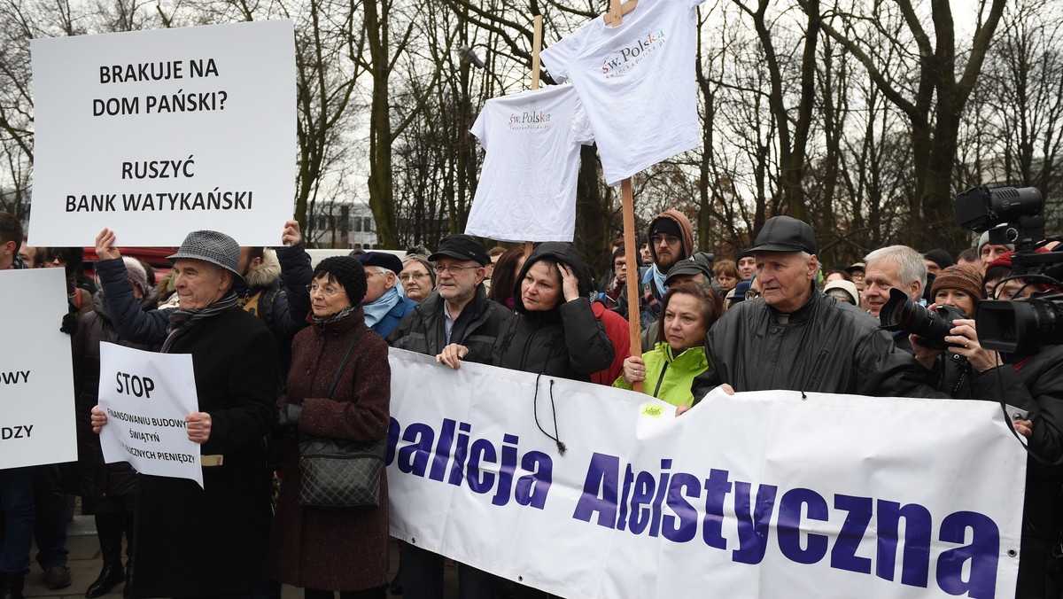 Ponad 100 osób demonstrowało w sobotę przed Sejmem przeciw finansowaniu Świątyni Opatrzności Bożej w Warszawie z budżetu kultury. "Na tacę rzućcie ze swoich" - takie m.in. hasło można było przeczytać na transparentach uczestników obywatelskiego protestu.