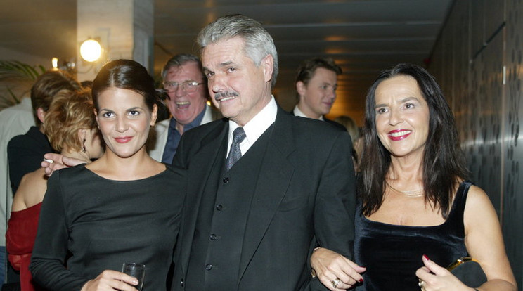 Oszter Sándor (középen, balra lánya, Alexandra, jobbra felesége, Donatella) boldog lehet, szent a béke a családjában /Fotó: RAS-Archívum