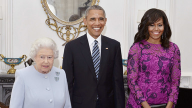 Królowa Elżbieta "niszczy" Michelle i Baracka Obamę