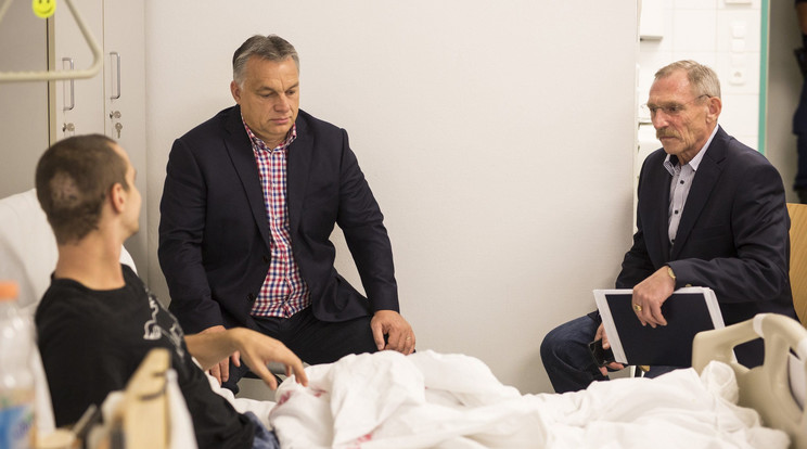 Orbán Viktor miniszterelnök (középen) Pintér Sándor belügyminiszterrel meglátogatja a kórházban a Teréz körúti robbantás sérültjeit /Fotó: police.hu