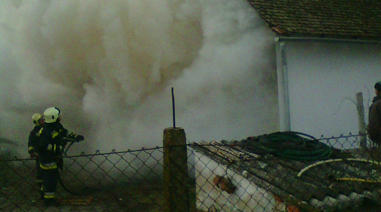 Az idős asszony felrobbantotta a házat, füst borította a környéket / Fotó: Virágh István - Balástyai Önkéntes Tűzoltó Egyesület