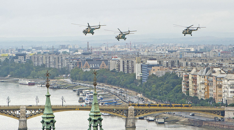 A harci helikopterek elrepültek a város felett, de az ejtőernyős ugrások 
a rossz idő miatt 
elmaradtak/Fotó:MTI