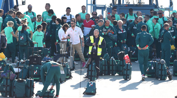 A sportolók leellenőrizték a poggyászukat, majd útnak indultak a SYMÁ-ba /Fotó: Pozsonyi Zita