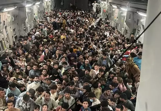 Przetłoczony samolot z uchodźcami odleciał z Kabulu. Nawet 640 osób na pokładzie