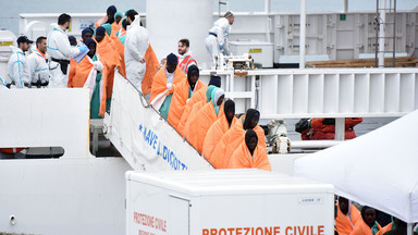 Włochy otwierają granice dla grupy imigrantów. Szef MSZ Węgier: to ubolewania godne