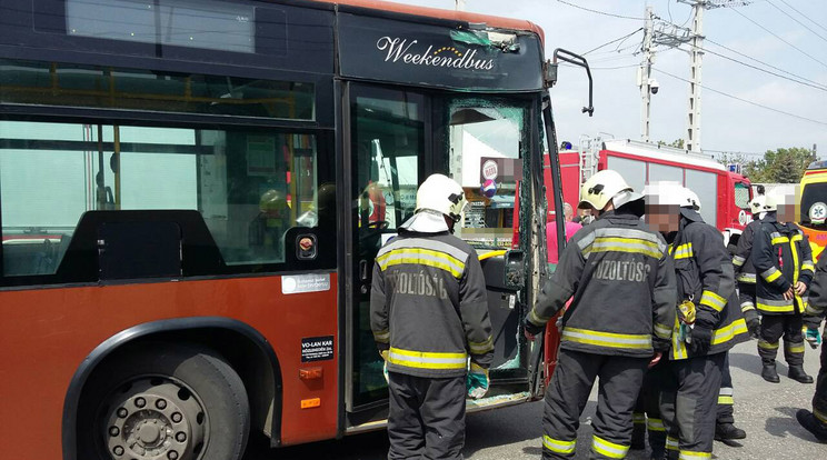 A buszt tűzoltók áramtalanították a baleset után / Fotó: Blikk