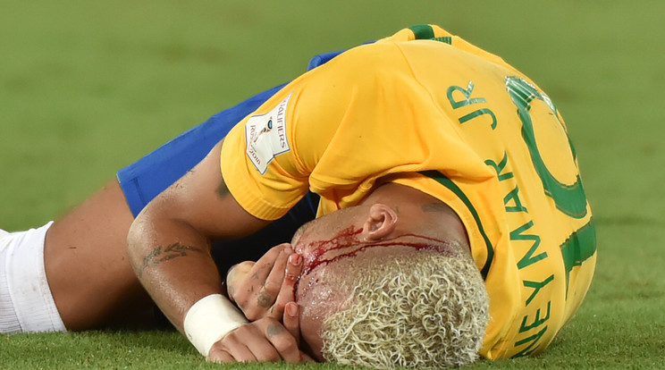 Neymar elterült a földön, miután lekönyökölték /Fotó: AFP
