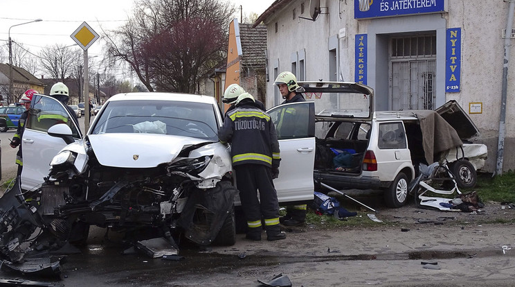 Az egyik sofőr a helyszínen életét vesztette /Fotó: MTI - Donka Ferenc