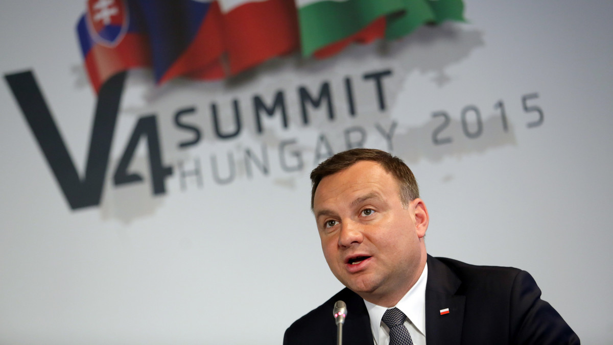 Kryzys migracyjny to problem całej UE, a nie poszczególnych państw - ocenił prezydent Andrzej Duda na szczycie V4 na Węgrzech. Jego zdaniem konieczne jest wypracowanie skutecznej polityki UE w tym zakresie, obejmującej ochronę granic zewnętrznych.