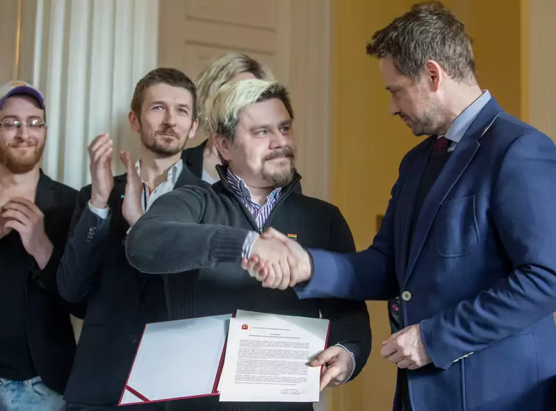 Rafał Trzaskowski i Oktawiusz Chrzanowski z MNW podczas podpisania Karty LGBT+