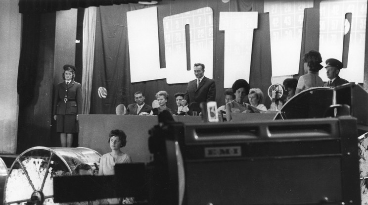 Lottósorsolás 1959-ben /Fotó: Fortepan
