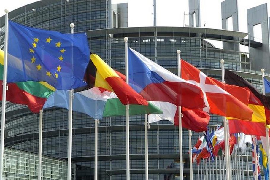Parlament Europejski_flagi_UE