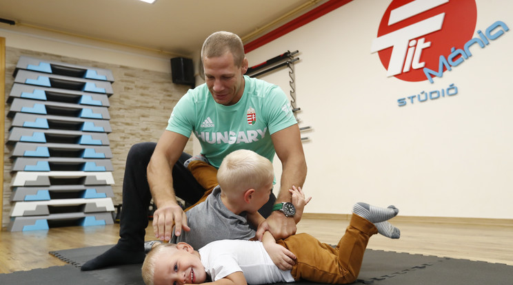 Bácsi Péter és a fiúk otthon is gyakran birkóznak. Egyelőre még a túlerővel, egyszerre
támadó fiaival is elbír a világbajnok /Fotó: Fuszek Gábor