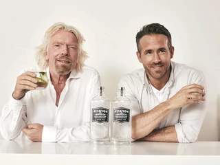 Ryan Reynolds ogłasza z Richardem Bransonem umowę, dzięki której Aviation American Gin będzie dostępny m.in. na pokładzie samolotów Virgin Atlantic (wrzesień 2018 r.)